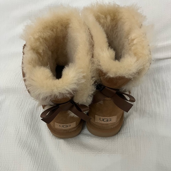 Bow chestnut UGGs - Picture 3 of 4